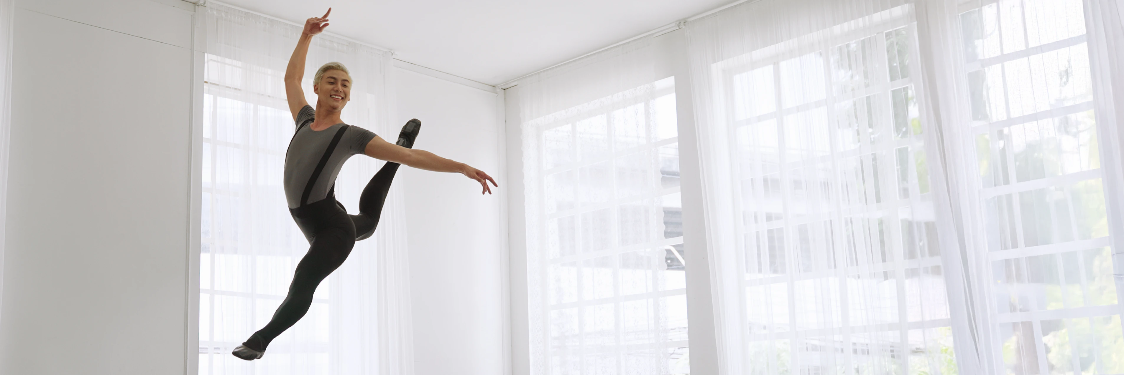 Image d'un danseur dans une salle.